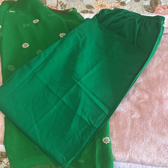 Beautiful Pakistani 3 Piece Suit - Picture 5 of 8